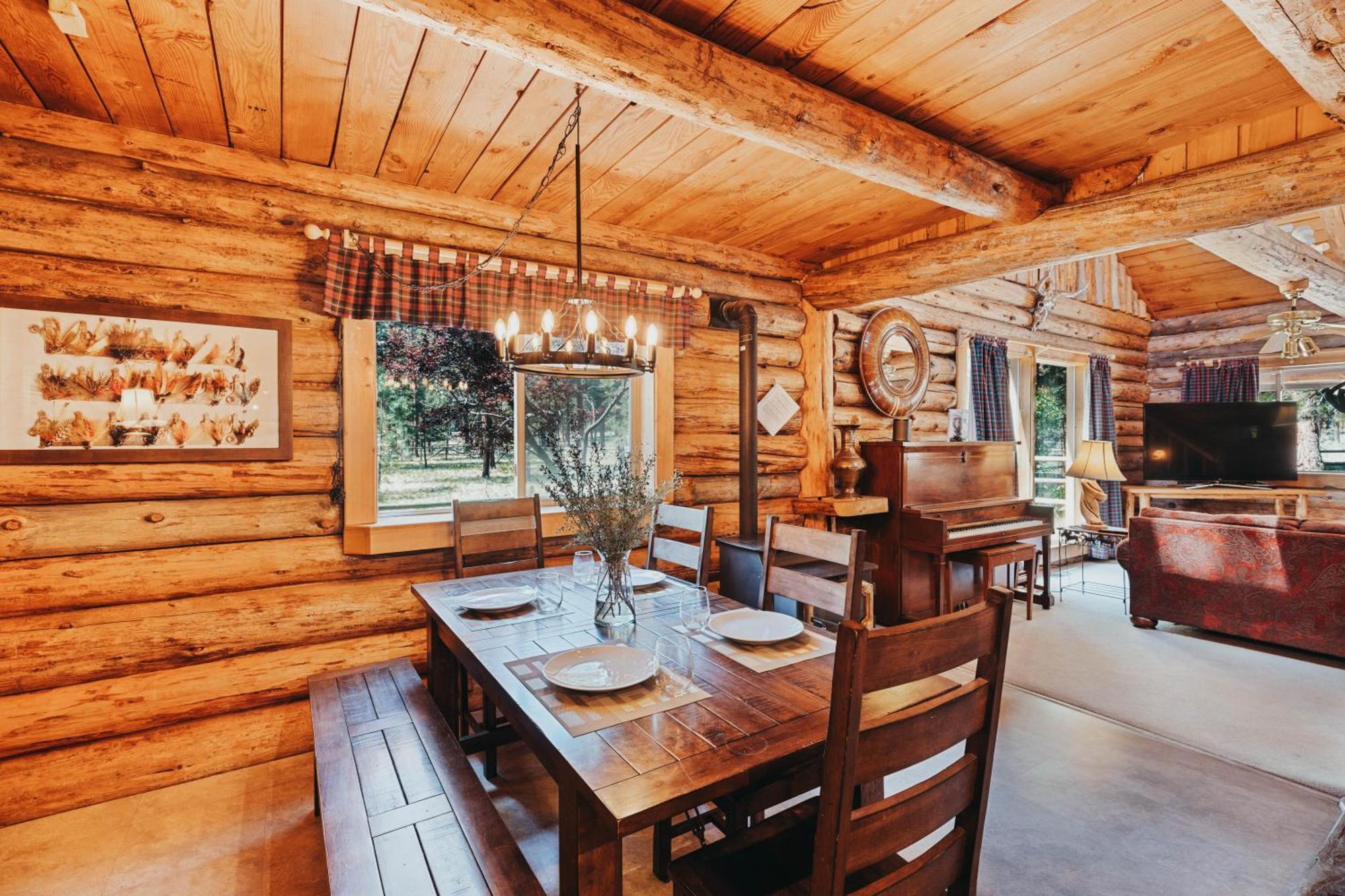 Beautiful Log Home Outside Of Систерс Экстерьер фото