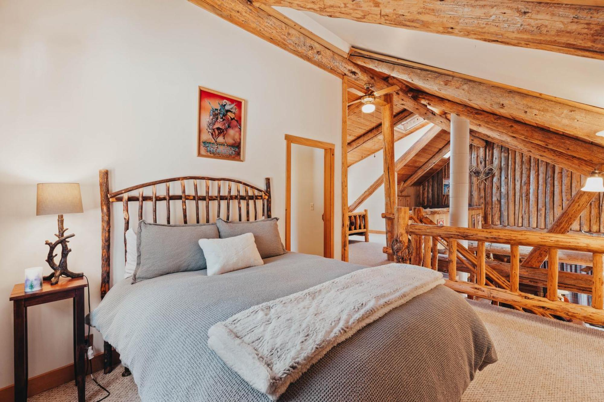 Beautiful Log Home Outside Of Систерс Экстерьер фото